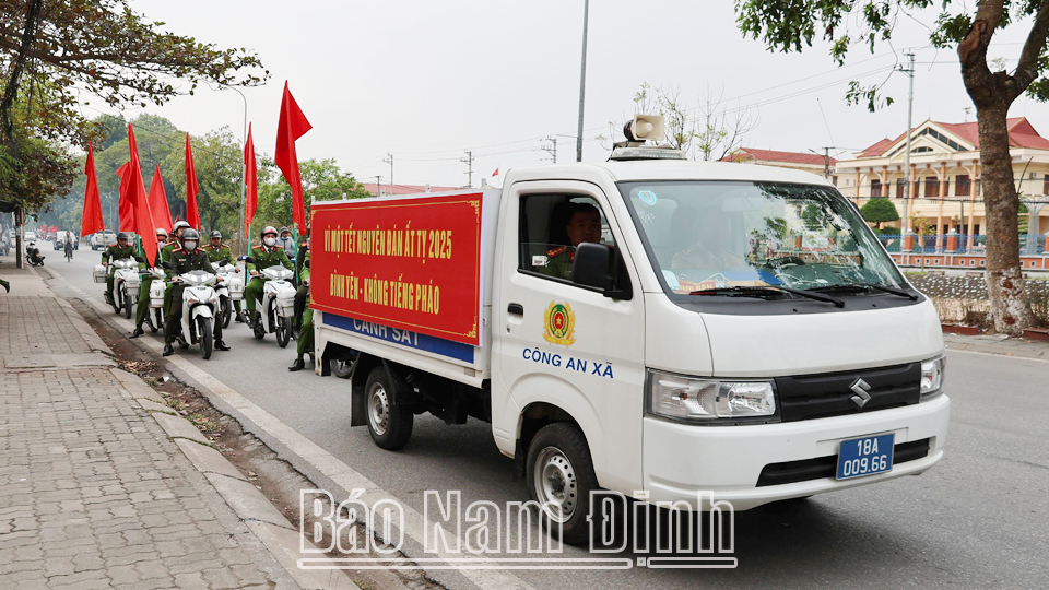 Công an huyện Nghĩa Hưng ra quân tuyên truyền phòng, chống tội phạm, bảo đảm an ninh trật tự dịp Tết Nguyên đán Ất Tỵ năm 2025.