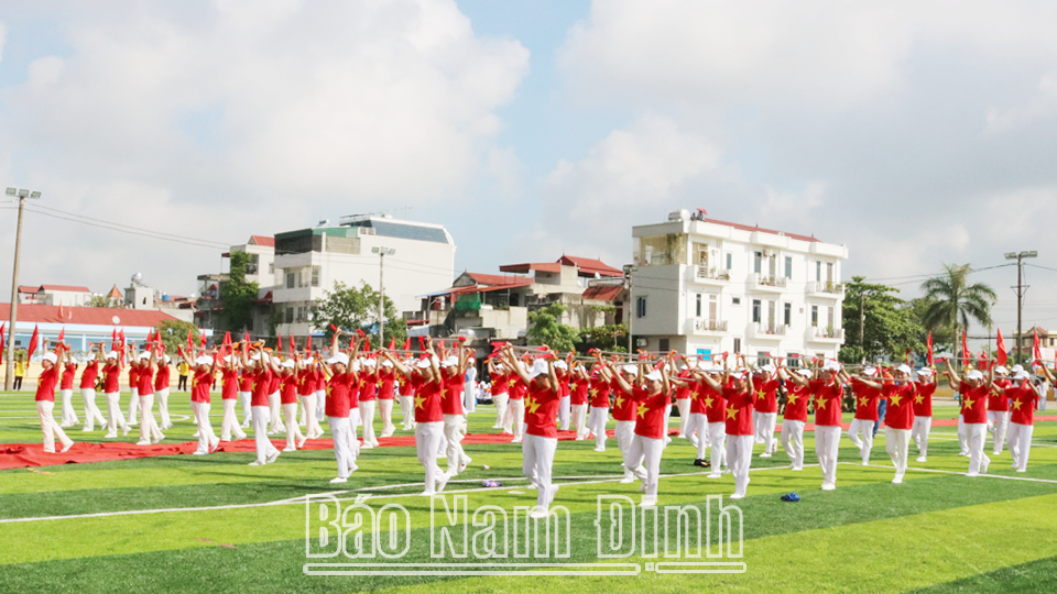 Chương trình đồng diễn dưỡng sinh của Câu lạc bộ người cao tuổi huyện Ý Yên.