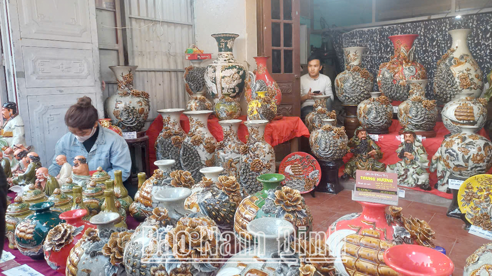 Gian hàng đồ cổ, giả cổ.