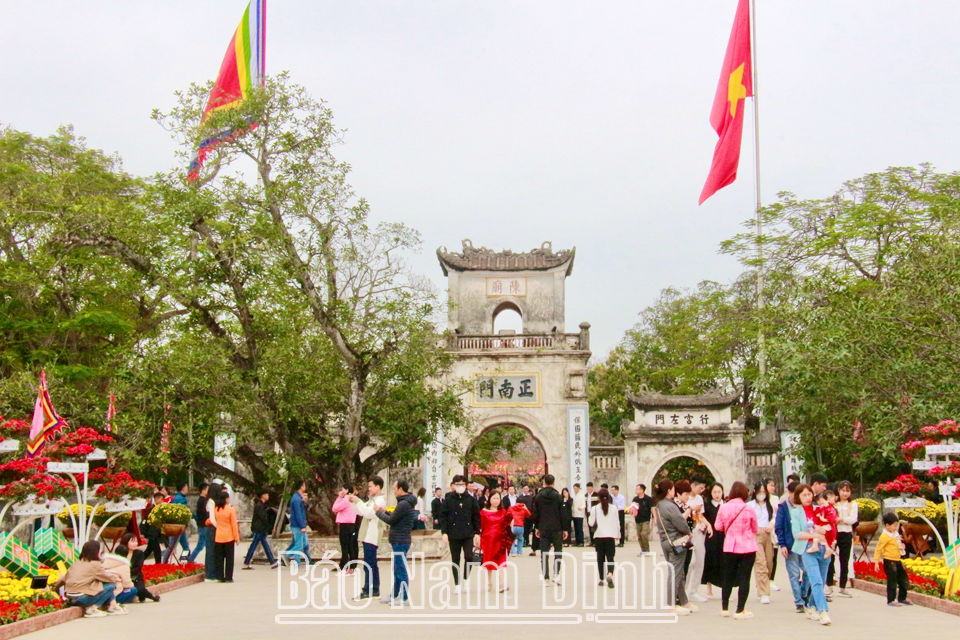 Nhiều gia đình giữ nếp đi lễ Đền Trần, du xuân ngày đầu năm mới. (Ảnh Khánh Dũng)