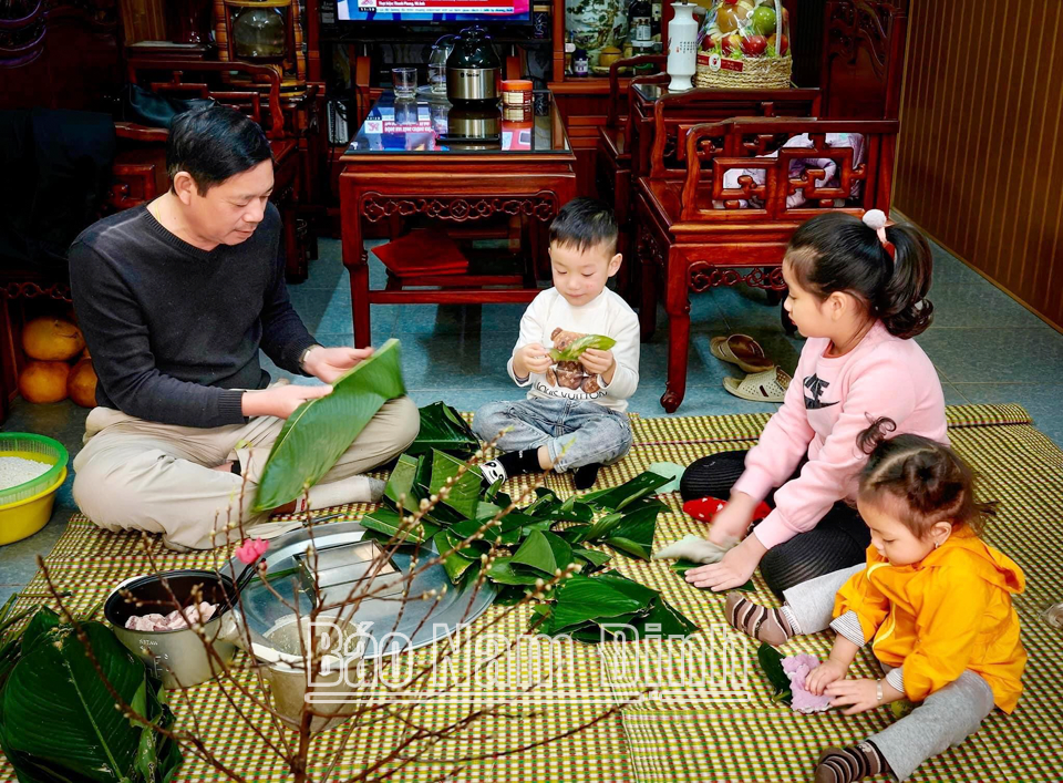 Gói bánh chưng ngày Tết
là phong tục cổ truyền được gìn giữ qua nhiều thế hệ. (ảnh: Diệu Linh)