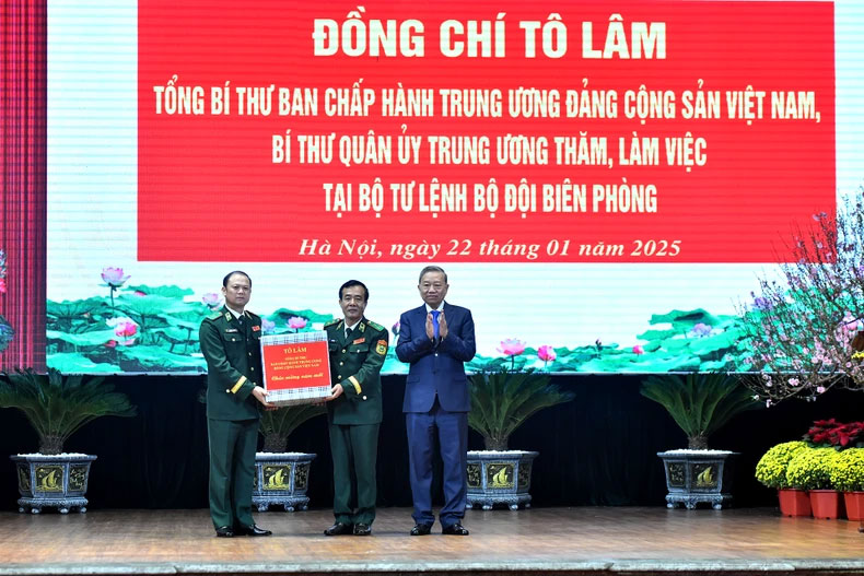 Tổng Bí thư Tô Lâm tặng quà cho cán bộ, chiến sĩ Bộ đội Biên phòng. Ảnh: ĐĂNG KHOA