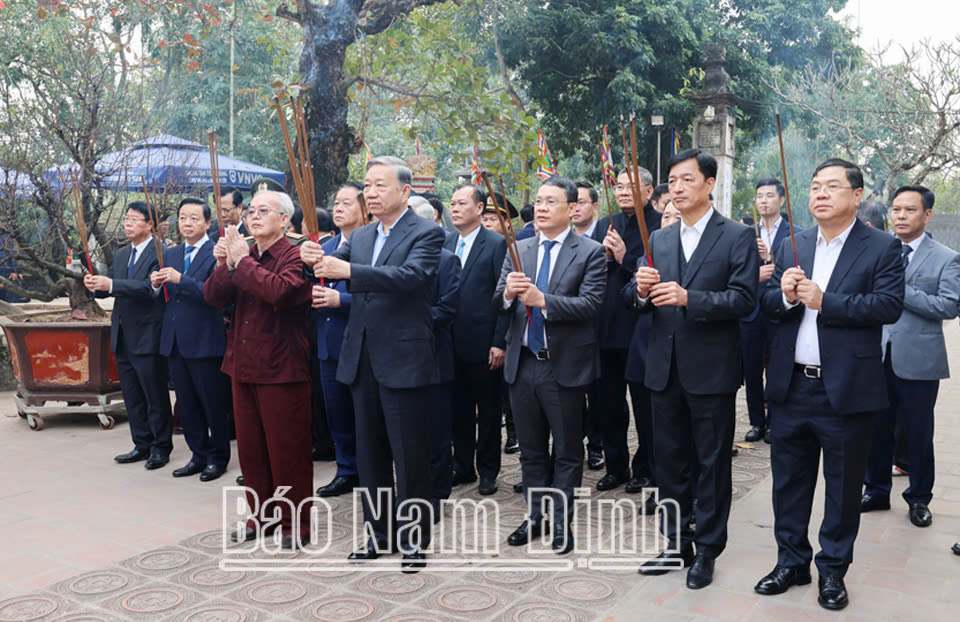 Đồng chí Tổng Bí thư Tô Lâm cùng các đồng chí lãnh đạo Đảng, Nhà nước, lãnh đạo tỉnh Nam Định dâng hương tại Khu di tích Đền Trần.