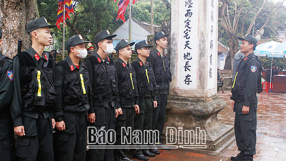 Cán bộ, chiễn sĩ Công an tỉnh tham gia đảm bảo an ninh trật tự khu vực cửa Đền Thiên Trường, Khu di tích Đền Trần