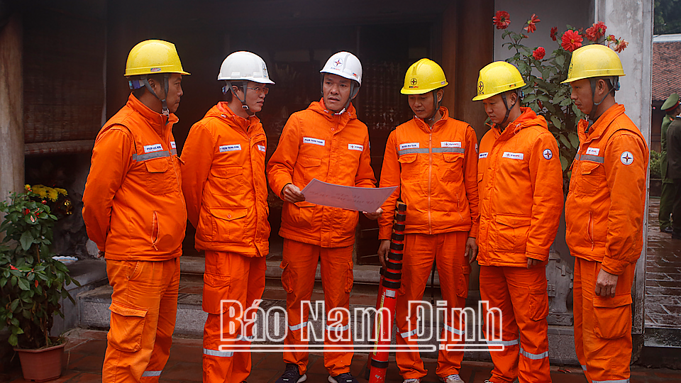 Công ty Điện lực Nam Định triển khai phương án cung cấp điện trong Lễ hội Khai ấn Đền Trần Xuân Quý Mão.