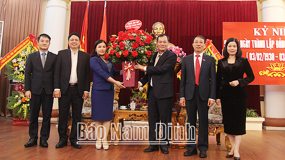 Đoàn đại biểu huyện Trực Ninh chúc mừng Tỉnh ủy nhân dịp kỷ niệm 93 năm Ngày thành lập Đảng.