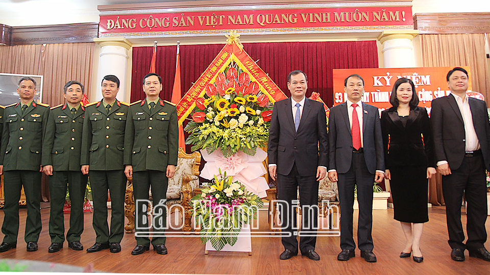 Đoàn đại biểu Bộ Chỉ huy Quân sự tỉnh chúc mừng Tỉnh ủy nhân dịp kỷ niệm 93 năm Ngày thành lập Đảng.