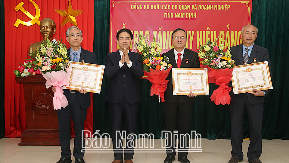 Đồng chí Vũ Hữu Thi, TUV, Bí thư Đảng ủy Khối các Cơ quan và Doanh nghiệp tỉnh trao Huy hiệu 40 năm tuổi Đảng cho các đảng viên.