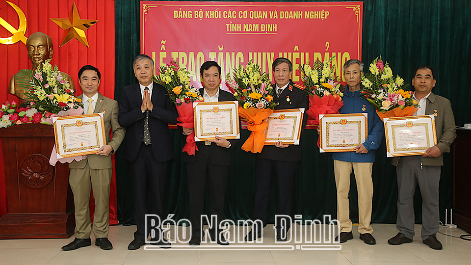 Đồng chí Nguyễn Tài Sơn, Phó Bí thư Đảng ủy Khối các Cơ quan và Doanh nghiệp tỉnh trao Huy hiệu 30 năm tuổi Đảng cho các đảng viên.