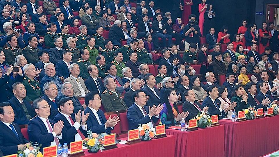 Chủ tịch Quốc hội Vương Đình Huệ và các đồng chí lãnh đạo, nguyên lãnh đạo Đảng, Nhà nước và các đại biểu dự lễ kỷ niệm.

