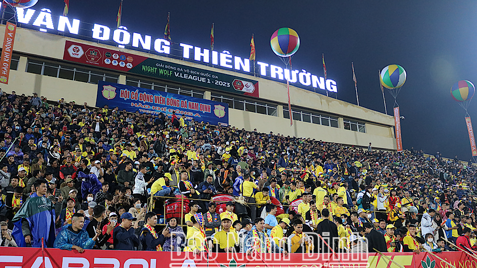 Đông đảo khán giả Thành Nam đến sân Thiên Trường cổ vũ cho đội chủ nhà