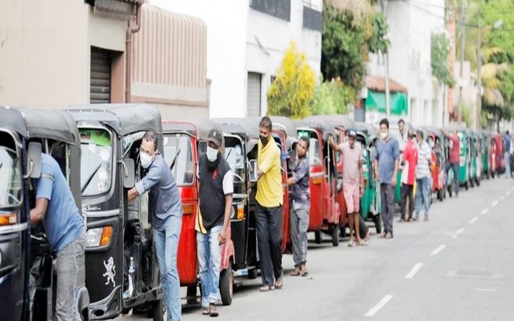 Ảnh minh họa: Dòng xe xếp hàng chờ đổ xăng ở thủ đô Colombo. (Ảnh: REUTERS)