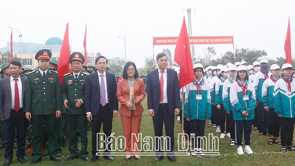 Đồng chí Trần Lê Đoài, TUV, Phó Chủ tịch UBND tỉnh dự và động viên tân binh huyện Mỹ Lộc lên đường nhập ngũ năm 2023