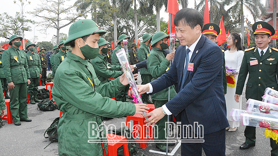 Đồng chí Nguyễn Mạnh Hiền, Ủy viên Ban TVTU, Chủ nhiệm UBKT Tỉnh ủy tặng hoa chúc mừng tân binh huyện Ý Yên.