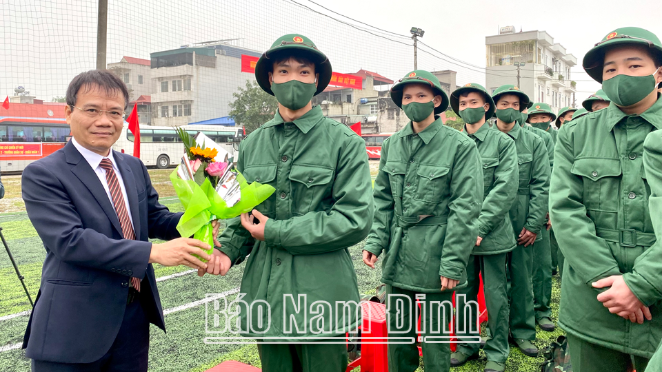 Đồng chí Nguyễn Mạnh Hiền, Ủy viên Ban TVTU, Chủ nhiệm UBKT Tỉnh ủy tặng hoa chúc mừng tân binh huyện Ý Yên.
