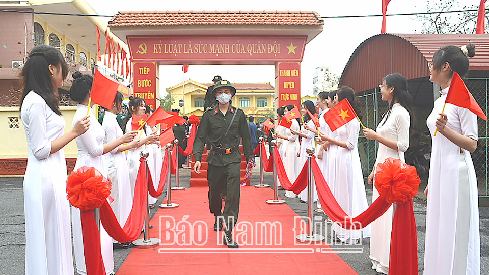 Tân binh huyện Trực Ninh bước qua cầu Vinh quang lên đường nhập ngũ.