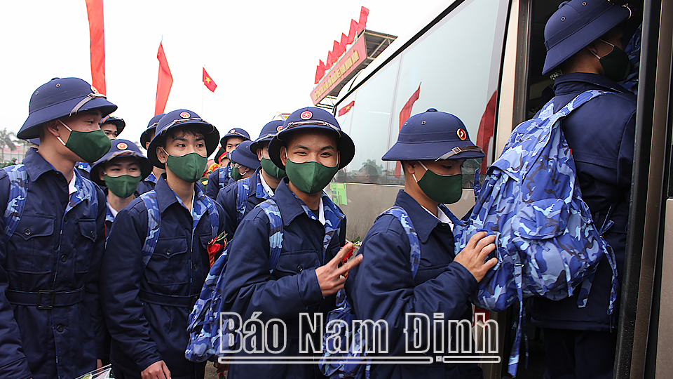 Tân binh huyện Nghĩa Hưng phấn khởi lên đường nhập ngũ.