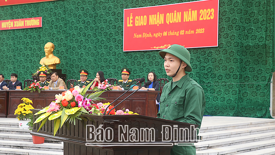 Tân binh Nguyễn Văn Toàn, huyện Xuân Trường phát biểu tại buổi Lễ giao nhận quân.