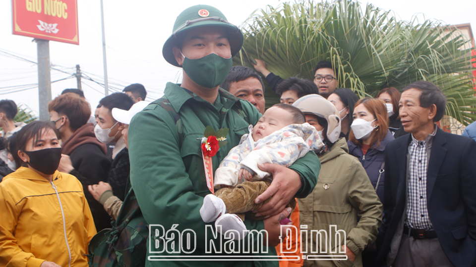 Tân binh Trần Văn Tùng, xã Mỹ Trung (Mỹ Lộc), có con mới 7 tháng tuổi xung phong lên đường nhập ngũ, chấp hành nghiêm kỷ luật quân đội.