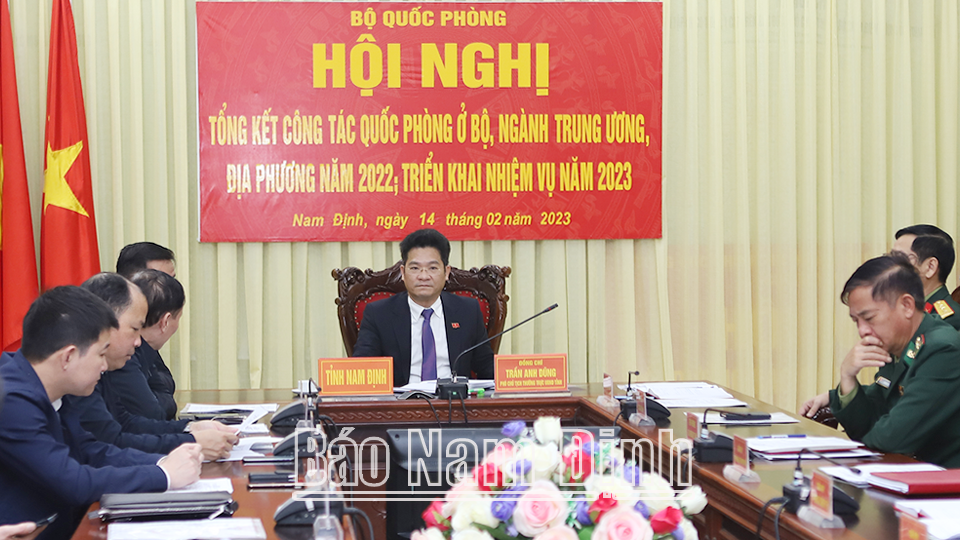 Đồng chí Trần Anh Dũng, Ủy viên Ban TVTU, Phó Chủ tịch Thường trực UBND tỉnh và các đại biểu dự hội nghị tại điểm cầu tỉnh Nam Định.