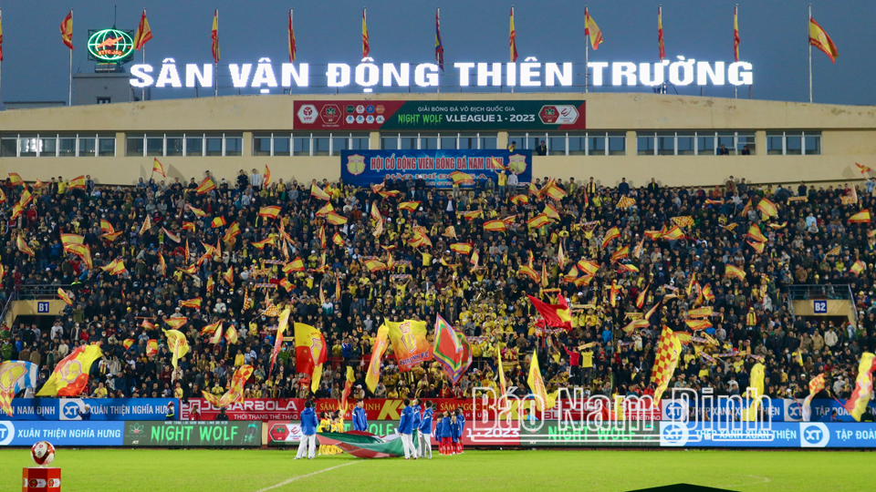 Hơn 10 nghìn cổ động viên bóng đá Nam Định đến sân cổ vũ cho đội chủ nhà.