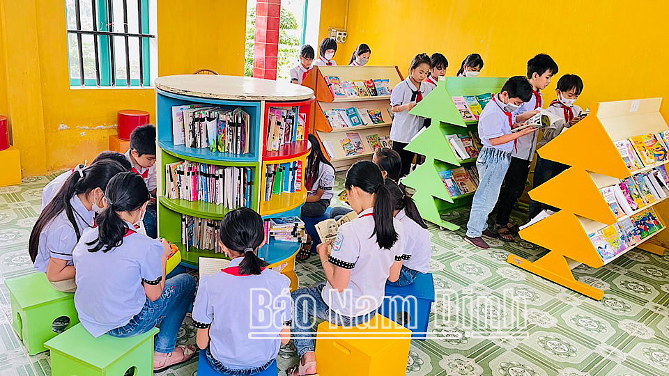Tiết đọc sách tại thư viện của học sinh Trường Tiểu học Nghĩa Thịnh (Nghĩa Hưng).