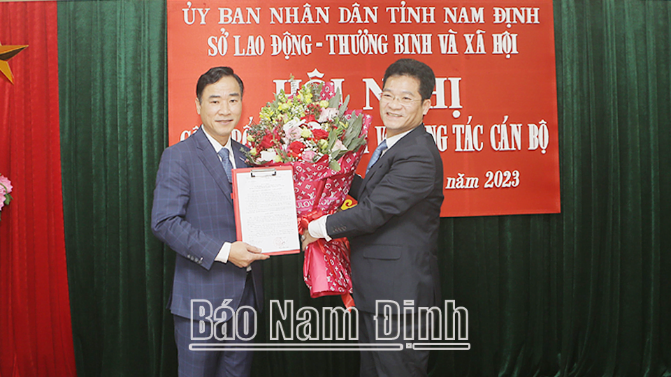 Đồng chí Phó Chủ tịch Thường trực UBND tỉnh Trần Anh Dũng trao Quyết định cho đồng chí Nguyễn Tuấn Song.