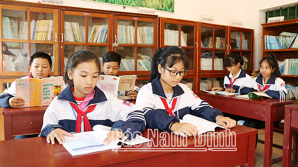 Học sinh Trường THCS Hồng Thuận (Giao Thủy) đọc sách tại thư viện của nhà trường.