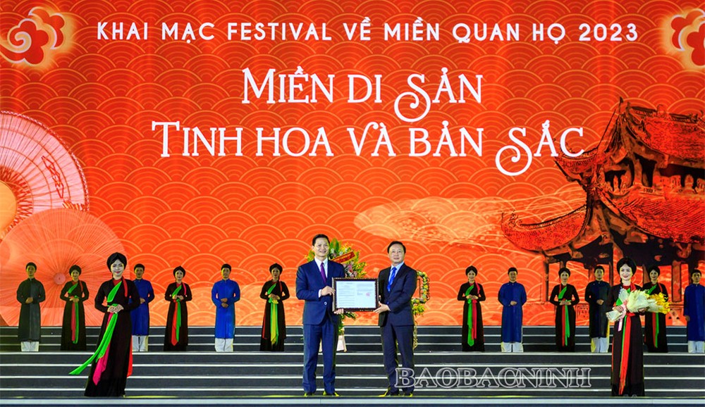 Phó Thủ tướng Chính Phủ Trần Hồng Hà trao Quyết định công nhận Bảo vật Quốc gia đối với 3 hiện vật của tỉnh Bắc Ninh được công nhận đợt 11, năm 2022.
