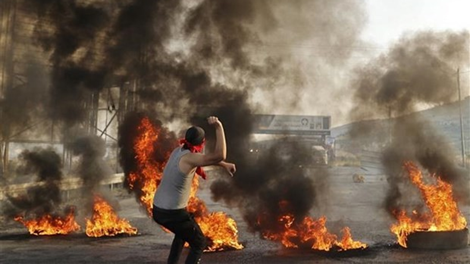 Người Palestine đụng độ với các lực lượng Israel tại Nablus ngày 29/5/2022. (Ảnh: AFP/TTXVN)
