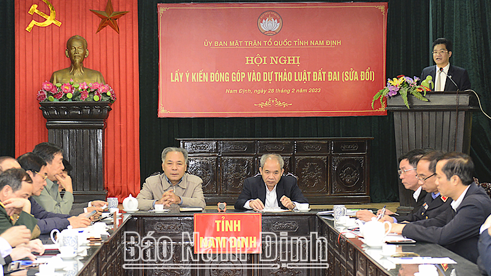 Đồng chí Phó Chủ tịch Thường trực UBND tỉnh Trần Anh Dũng phát biểu tại hội nghị.