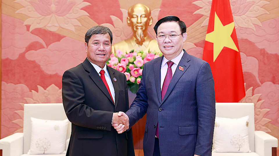 Chủ tịch Quốc hội Vương Đình Huệ tiếp Phó Chủ tịch Quốc hội Lào Khambay Damlath. 
Ảnh: TTXVN