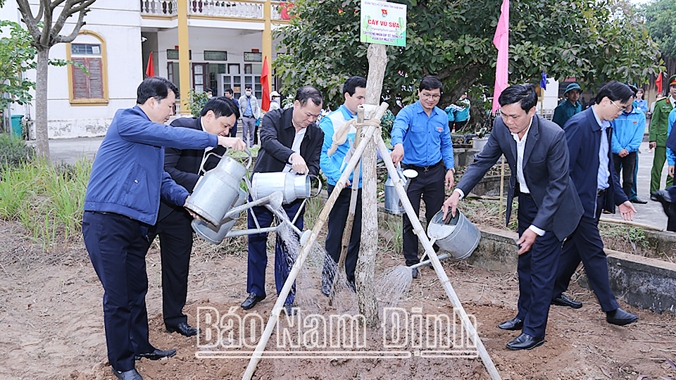 Đồng chí Lê Quốc Chỉnh, Phó Bí thư Thường trực Tỉnh ủy, Chủ tịch HĐND tỉnh, Trưởng đoàn Đoàn đại biểu Quốc hội tỉnh và các đại biểu trồng cây tại lễ phát động.