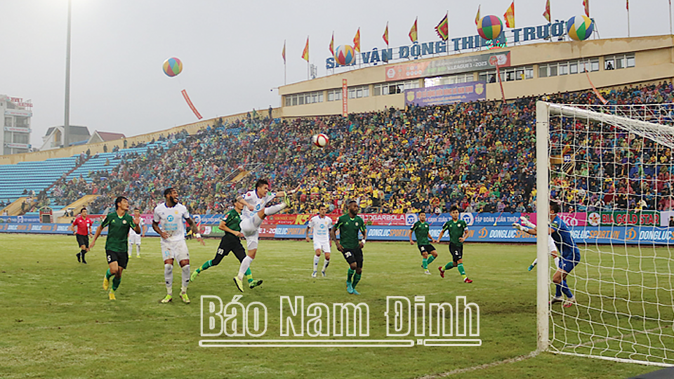 Tình huống tranh chấp bóng giữa các cầu thủ Thép Xanh Nam Định và Thành phố Hồ Chí Minh