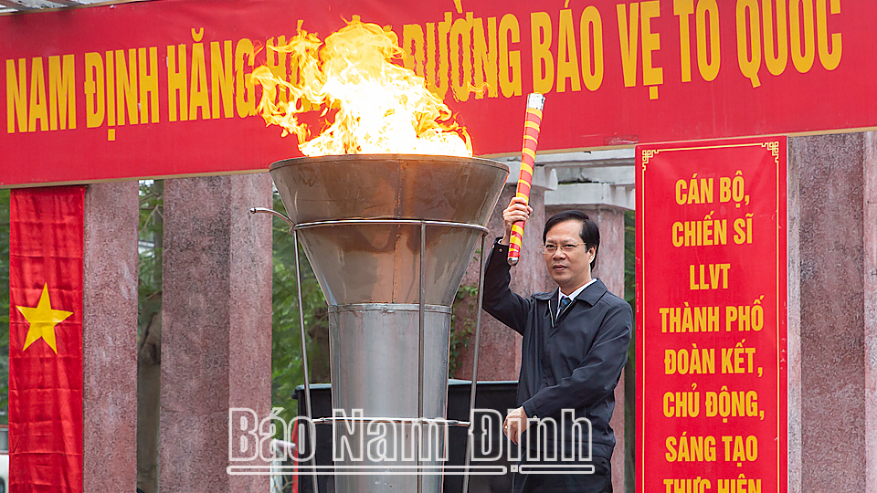 Đồng chí Nguyễn Anh Tuấn, Ủy viên Ban TVTU, Bí thư Thành ủy, Chủ tịch HĐND thành phố Nam Định thắp lửa truyền thống. 
