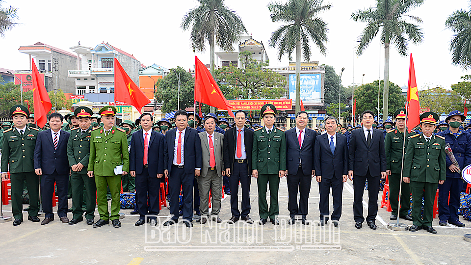Đồng chí Bí thư Tỉnh ủy Phạm Gia Túc và các đại biểu chụp ảnh, động viên thanh niên huyện Giao Thủy trước khi lên đường nhập ngũ.
