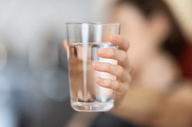 Dù bất kể thời tiết nào, đảm bảo uống đủ nước để cơ thể không bị mất nước. Uống đủ nước cũng là cách tăng cường hệ miễn dịch cho cơ thể.