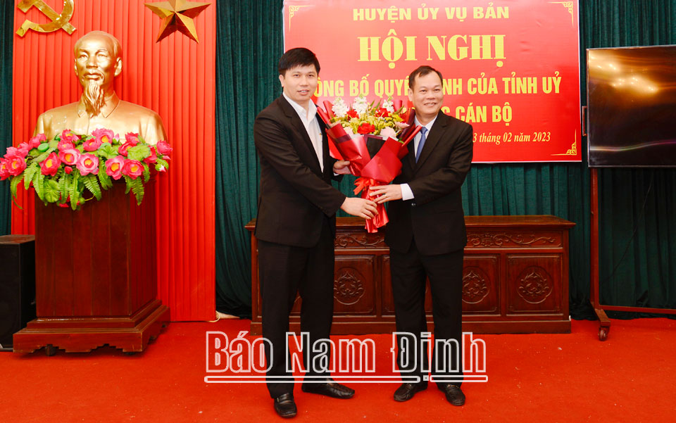 Đồng chí Phó Bí Thư Thường trực Tỉnh ủy Lê Quốc Chỉnh tặng hoa chúc mừng đồng chí Đỗ Xuân Tú.