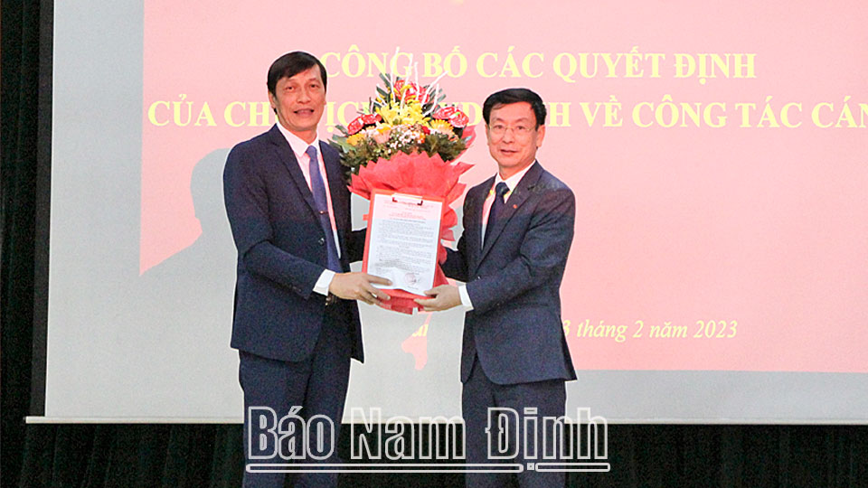 Đồng chí Phạm Đình Nghị, Phó Bí thư Tỉnh ủy, Chủ tịch UBND tỉnh trao quyết định và tặng hoa chúc mừng đồng chí Đỗ Xuân Kiên.