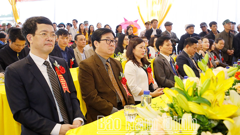 Các đại biểu dự lễ đón Bằng chứng nhận Lễ hội Chùa Đại Bi, Thị trấn Nam Giang (Nam Trực) là di sản văn hóa phi vật thể quốc gia. 