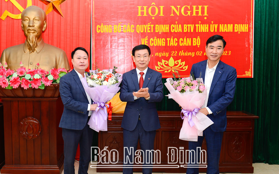 Đồng chí Chủ tịch UBND tỉnh Phạm Đình Nghị tặng hoa chúc mừng các đồng chí Phạm Chiến Thắng và Nguyễn Tuấn Song.
            