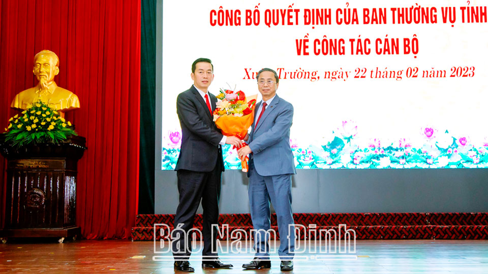  Đồng chí Bùi Văn Hảo, Tỉnh ủy viên, Bí thư Huyện ủy, Chủ tịch HĐND huyện Xuân Trường tặng hoa chúc mừng đồng chí Trịnh Văn Hoàng.