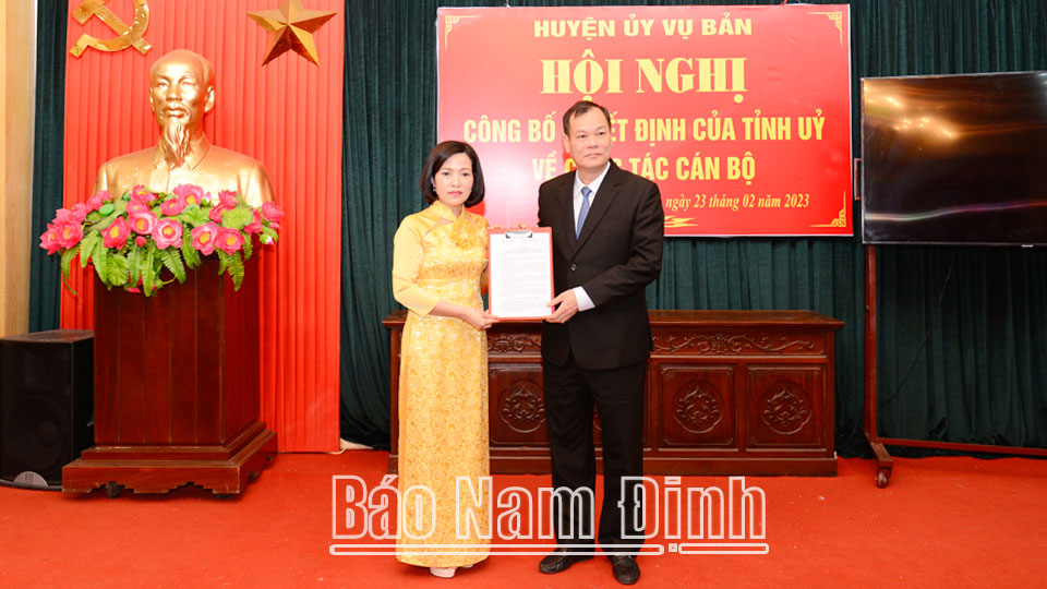Đồng chí Phó Bí Thư Thường trực Tỉnh ủy Lê Quốc Chỉnh trao Quyết định của Ban Thường vụ Tỉnh ủy cho đồng chí Bùi Ánh Nguyệt.