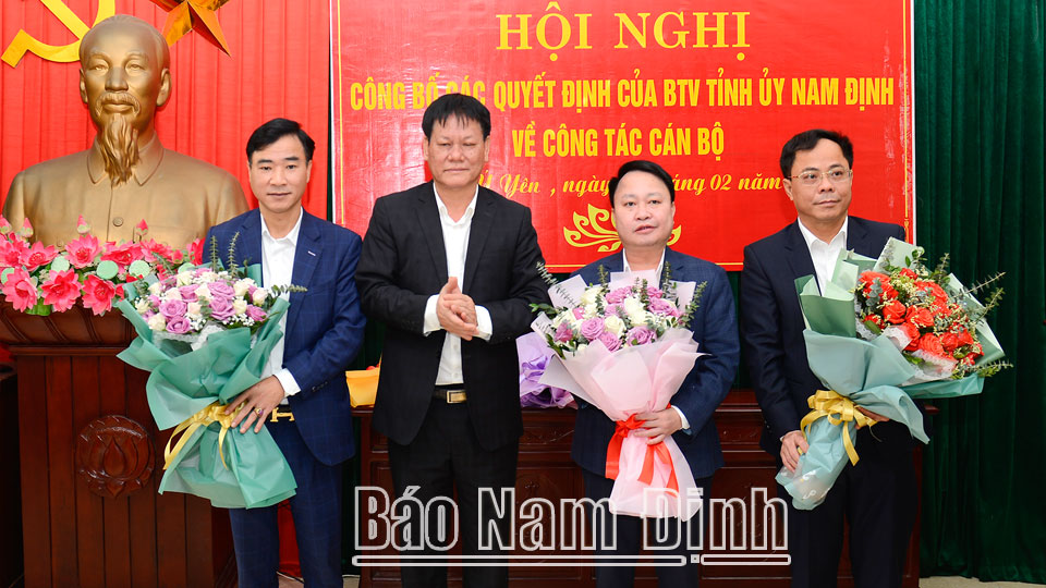 Đồng chí Đinh Đức Tuyến, Tỉnh ủy viên, Bí thư Huyện ủy, Chủ tịch HĐND huyện Ý Yên tặng hoa chúc mừng các đồng mới mới được bổ nhiệm, luân chuyển.