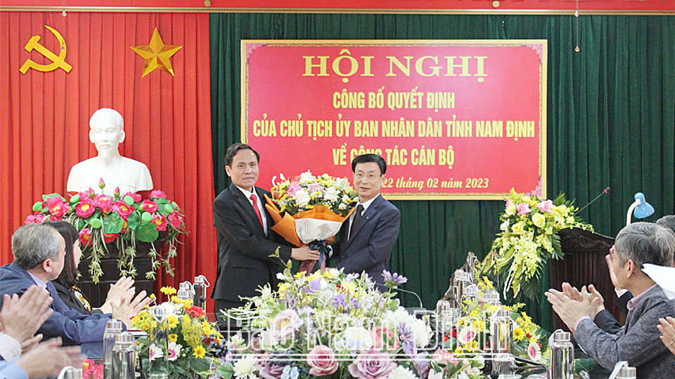 Đồng chí Phạm Đình Nghị, Phó Bí thư Tỉnh uỷ, Chủ tịch UBND tỉnh tặng hoa chúc mừng đồng chí Lưu Văn Dương nhận nhiệm vụ mới.