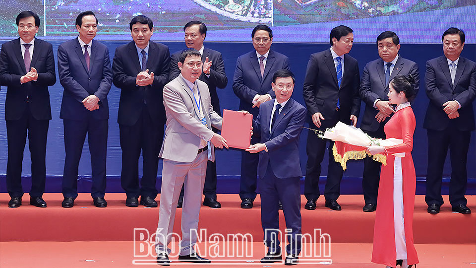 Đồng chí Phạm Đình Nghị, Phó Bí thư Tỉnh ủy, Chủ tịch UBND tỉnh trao quyết định chủ trương đầu tư Nhà máy Thép xanh số 1 cho đại diện Tập đoàn Xuân Thiện.