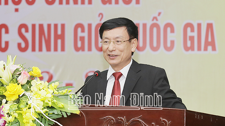 Đồng chí Phạm Đình Nghị, Phó Bí thư Tỉnh ủy, Chủ tịch UBND tỉnh phát biểu chỉ đạo tại lễ tuyên dương.