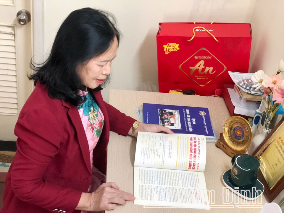 Dù đã nghỉ hưu nhưng bà Nguyễn Thị Đóa, nguyên Chủ tịch Hội Điều dưỡng tỉnh vẫn thường xuyên tìm đọc sách báo, tài liệu để nâng cao chuyên môn.