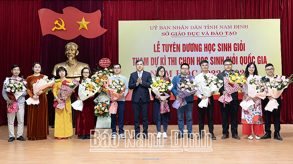 Đồng chí Trần Lê Đoài, TUV, Phó Chủ tịch UBND tỉnh tặng hoa các giáo viên phụ trách đội tuyển.