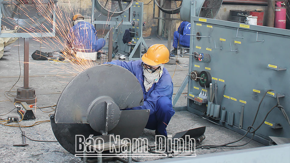 Sản xuất các sản phẩm cơ khí tại Công ty TNHH Thắng Lợi, Cụm công nghiệp An Xá (thành phố Nam Định).
Tin, ảnh: Thành Trung 